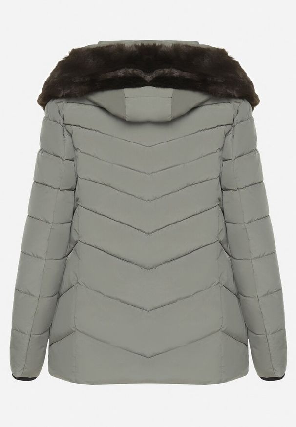 Born2be - Ciemnozielona Pikowana Kurtka z Odpinanym Kapturem z Futerkiem Zinmora. Okazja: na co dzień. Kolor: zielony. Materiał: futro. Długość rękawa: długi rękaw. Długość: długie. Sezon: zima. Styl: klasyczny, casual, elegancki