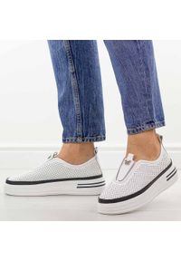 Białe ażurowane skórzane półbuty damskie T.Sokolski w26-674. Nosek buta: okrągły. Kolor: biały. Materiał: skóra. Szerokość cholewki: normalna. Wzór: ażurowy, aplikacja. Sezon: wiosna, jesień, lato. Styl: klasyczny #1