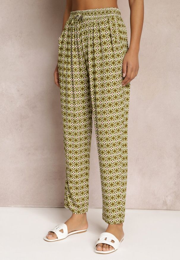 Renee - Ciemnozielone Spodnie z Wiskozy w Fantazyjny Print Innozentia. Kolor: zielony. Materiał: wiskoza. Wzór: nadruk. Sezon: lato