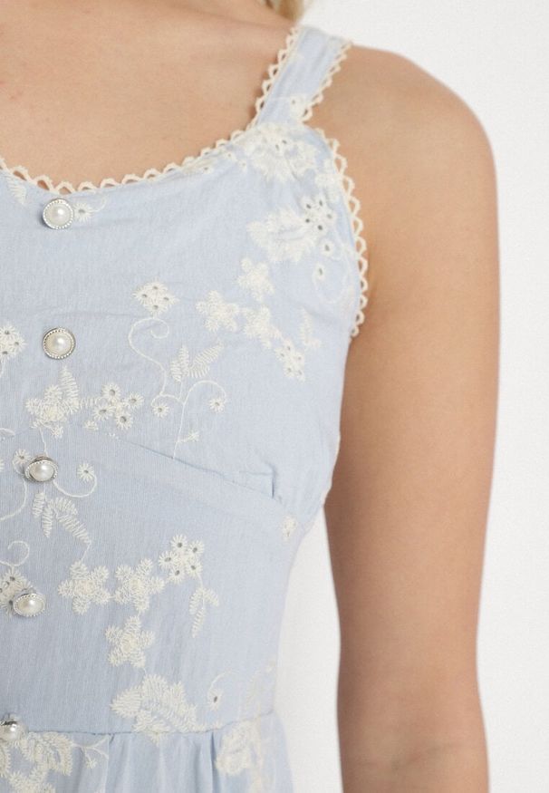 Born2be - Niebieska Sukienka z Wiskozy i Bawełny na Ramiączkach w Stylu Boho w Kwiaty z Guzikami Eldexira. Okazja: na co dzień. Typ kołnierza: dekolt w kształcie V. Kolor: niebieski. Materiał: bawełna, wiskoza. Długość rękawa: na ramiączkach. Wzór: kwiaty. Sezon: lato. Styl: boho