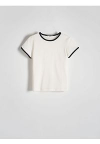 Reserved - T-shirt z kontrastową lamówką - złamana biel. Materiał: bawełna, dzianina
