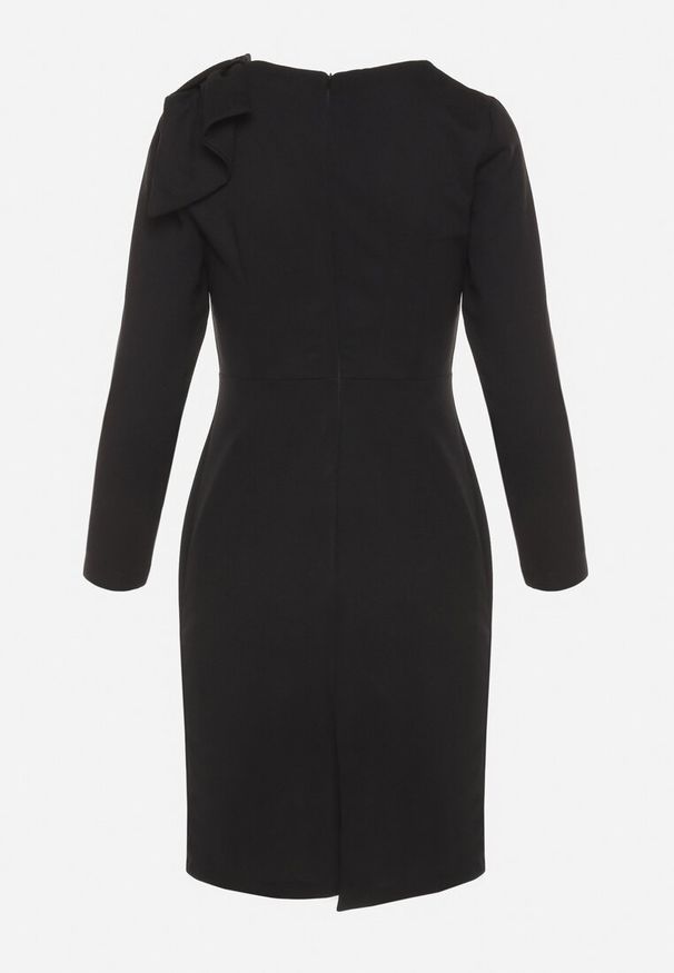 Born2be - Czarna Dopasowana Sukienka Koktajlowa Ozdobiona Kokardą i Rozcięciem na Linnaea. Okazja: na co dzień. Typ kołnierza: kokarda. Kolor: czarny. Wzór: aplikacja. Typ sukienki: dopasowane. Styl: wizytowy