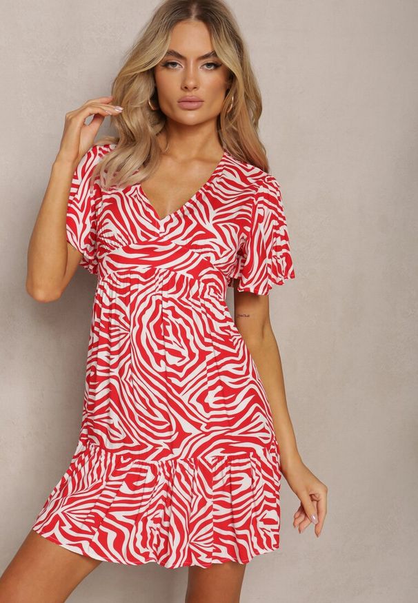 Renee - Czerwona Rozkloszowana Sukienka Mini z Wiskozy Ozdobiona Hipnotyzującym Printem Aluraisa. Kolor: czerwony. Materiał: wiskoza. Wzór: nadruk, aplikacja. Sezon: lato. Długość: mini