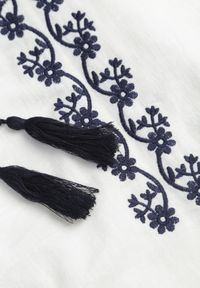 Renee - Biała Rustykalna Bluzka z Bawełny Zdobiona Haftem i Sznurkiem z Chwostami Marytea. Okazja: na co dzień. Kolor: biały. Materiał: bawełna. Długość: długie. Wzór: aplikacja, haft. Styl: casual, klasyczny #6