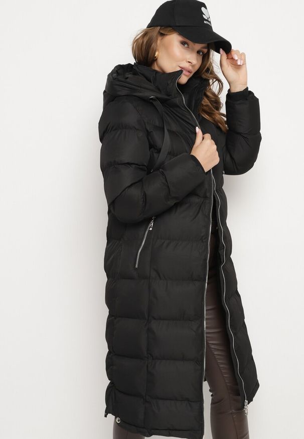 Born2be - Czarna Pikowana Kurtka z Kapturem i Ozdobnymi Taśmami Ettaria. Okazja: na co dzień. Typ kołnierza: kaptur. Kolor: czarny. Materiał: jeans. Styl: elegancki, casual