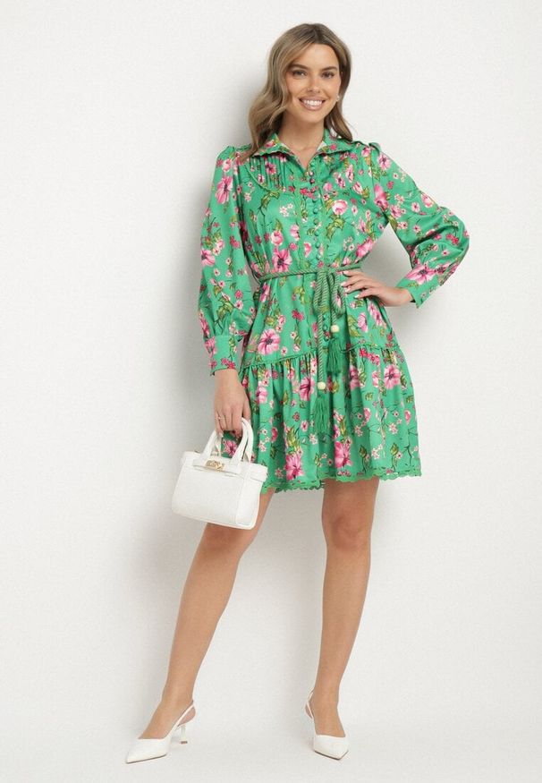 Born2be - Zielona Koszulowa Sukienka ze Stójką i Falbanką Madalyn. Typ kołnierza: kołnierzyk stójkowy. Kolor: zielony. Materiał: koronka. Typ sukienki: koszulowe