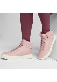 Buty do chodzenia damskie Puma Carina 2.0 Mid Wtr. Zapięcie: rzepy. Kolor: wielokolorowy, różowy, biały. Materiał: materiał. Szerokość cholewki: normalna. Sport: turystyka piesza