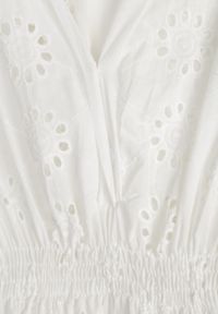 Renee - Biała Ażurowa Sukienka z Bawełny Wykończona Gumką w Talii i Guzikami przy Dekolcie Wenevia. Okazja: na co dzień. Kolor: biały. Materiał: bawełna. Wzór: ażurowy. Sezon: lato. Styl: casual, elegancki #6