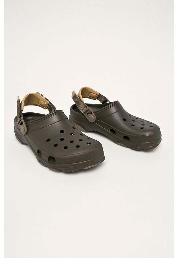 Crocs - Klapki. Kolor: brązowy. Materiał: materiał, guma. Wzór: gładki