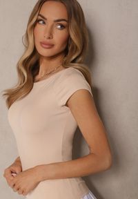 Renee - Jasnobeżowy Dopasowany T-shirt z Bawełny z Dekoltem o Kształcie Łódki Gallenia. Okazja: na co dzień. Typ kołnierza: dekolt w łódkę. Kolor: beżowy. Materiał: bawełna. Styl: klasyczny, casual