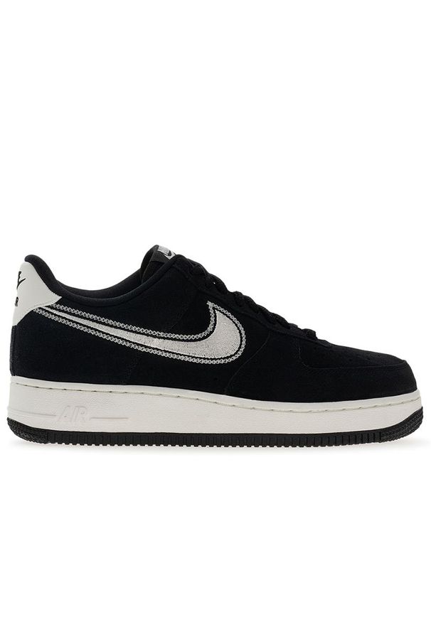 Buty męskie Nike Air Force 1 '07 HJ4465-001 - czarne. Zapięcie: sznurówki. Kolor: czarny. Materiał: zamsz, skóra. Szerokość cholewki: normalna. Sezon: lato. Model: Nike Air Force