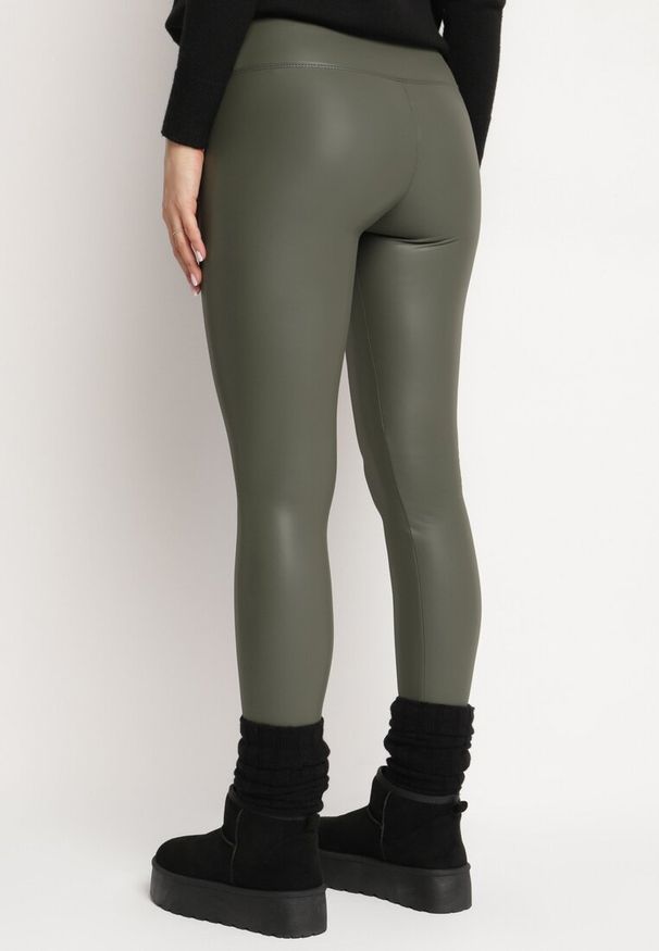 Born2be - Ciemnozielone Legginsy z Ekoskóry z Wysokim Stanem i Polarem Labira. Okazja: na co dzień. Stan: podwyższony. Kolor: zielony. Materiał: polar. Wzór: aplikacja. Styl: casual, elegancki