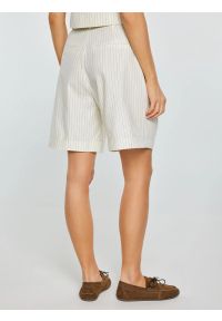 Big-Star - Szorty damskie lniane w prążek kremowe Kinnisa 102. Okazja: na co dzień. Kolor: kremowy. Materiał: len. Wzór: prążki. Sezon: lato. Styl: casual, klasyczny, elegancki #2