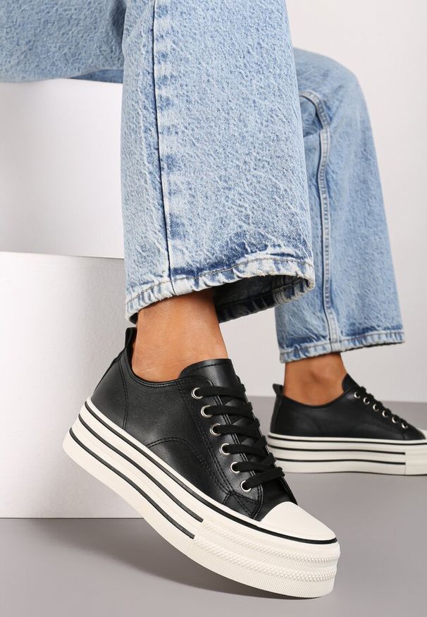 Renee - Czarne Streetwearowe Trampki Basic na Grubej Podeszwie w Paski Avirissa. Okazja: na co dzień. Zapięcie: pasek. Kolor: czarny. Materiał: jeans. Wzór: paski. Obcas: na platformie. Styl: młodzieżowy, casual, elegancki