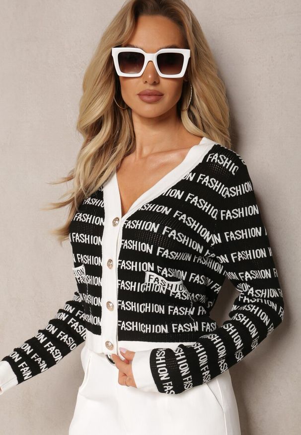 Renee - Czarno-Biały Krótki Kardigan z Napisami Fashion i Guzikami Winifa. Kolor: czarny. Długość: krótkie. Wzór: napisy