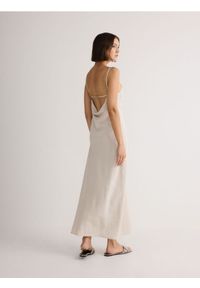 Reserved - Sukienka midi z wiskozy - beżowy. Kolor: beżowy. Materiał: wiskoza. Wzór: gładki. Typ sukienki: proste. Długość: midi