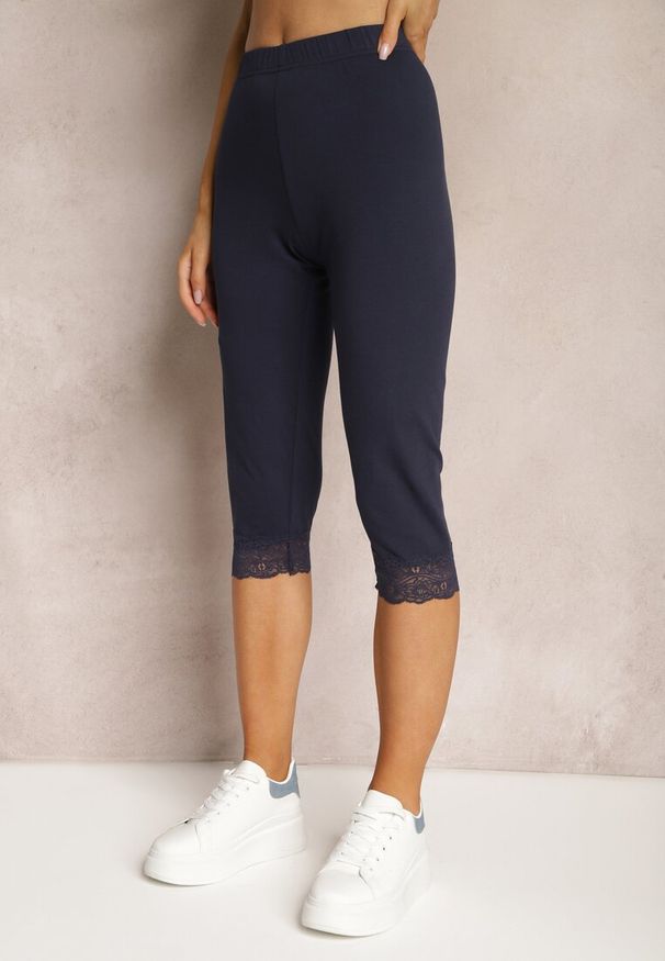 Renee - Granatowe Spodnie z Bawełny o Długości 3/4 Legginsy Abiknia. Okazja: na co dzień. Kolekcja: plus size. Kolor: niebieski. Materiał: bawełna. Wzór: aplikacja. Styl: casual, elegancki