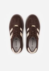 Born2be - Ciemnobrązowe Skórzane Sneakersy na Grubej Podeszwie z Geometrycznym Wzorem Rivimi. Okazja: na co dzień. Kolor: brązowy. Materiał: skóra. Wzór: geometria #2