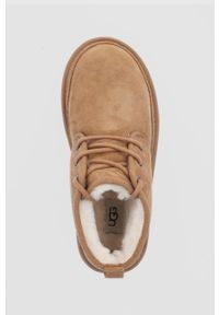 Ugg - UGG Buty zamszowe damskie kolor brązowy na płaskim obcasie ocieplone 1094269.CHE-CHE. Nosek buta: okrągły. Zapięcie: sznurówki. Kolor: brązowy. Materiał: zamsz. Obcas: na obcasie. Wysokość obcasa: niski #3