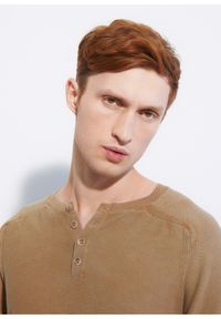 Ochnik - Brązowy sweter męski z guzikami. Kolor: brązowy. Materiał: bawełna