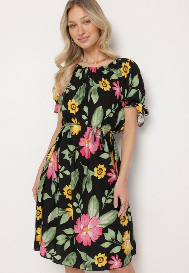Born2be - Czarna Bawełniana Sukienka w Kwiatowy Wzór z Wiązaniem w Talii i na Rękawach Tosmira. Okazja: na co dzień, na spacer. Kolor: czarny. Materiał: bawełna. Wzór: kwiaty. Sezon: lato. Styl: casual, elegancki