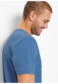 bonprix - Shirt z dekoltem henley i krótkim rękawem, w wygodnym fasonie, z czystej bawełny. Typ kołnierza: typu henley. Kolor: niebieski. Materiał: bawełna. Długość rękawa: krótki rękaw. Długość: krótkie. Wzór: aplikacja #3