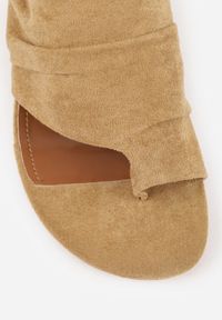 Renee - Ciemnobeżowe Klapki VICES na Kaczuszce o Fasonie Japonek z Paskiem na Palec Tinielle. Okazja: na randkę. Kolor: beżowy. Wzór: aplikacja. Sezon: lato. Obcas: na szpilce. Styl: klasyczny, elegancki. Wysokość obcasa: średni #9