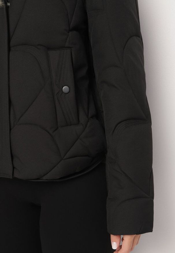 Born2be - Czarna Pikowana Kurtka o Pudełkowym Kroju z Kapturem i Ściągaczami Selizola. Okazja: na co dzień, na spacer. Typ kołnierza: kaptur. Kolor: czarny. Materiał: jeans, skóra. Styl: sportowy, casual