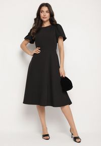 Born2be - Czarna Sukienka Vices o Rozkloszowanym Kroju z Odpinanym Kwiatem 3D Rallarea. Kolor: czarny. Wzór: kwiaty. Sezon: wiosna, lato #8