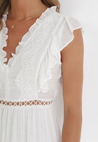 Born2be - Biała Rozkloszowana Sukienka Maxi z Falbankami Teara. Typ kołnierza: kołnierz z falbankami. Kolor: biały. Długość: maxi #4