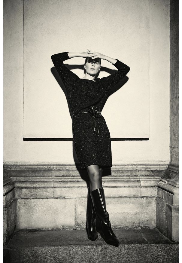 MOODO - Sukienka ozdobiona błyszczącą nitką czarna. Kolor: czarny. Materiał: wiskoza, poliester, elastan. Wzór: aplikacja