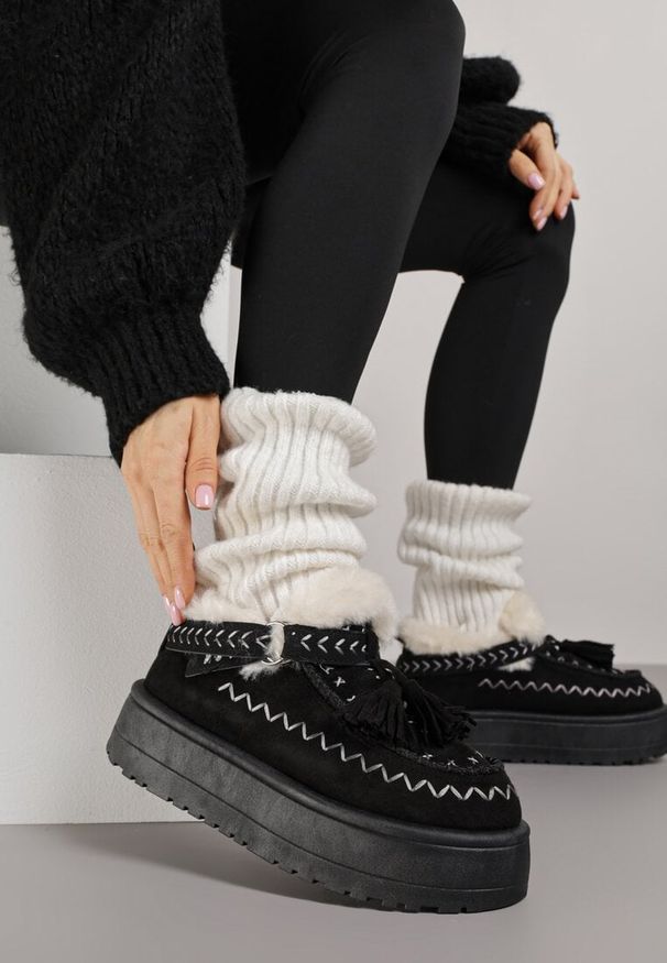 Born2be - Czarne Śniegowce na Grubej Podeszwie z Frędzlami i Haftem Linodis. Okazja: na co dzień, na spacer. Kolor: czarny. Materiał: jeans. Wzór: haft. Sezon: jesień. Styl: casual