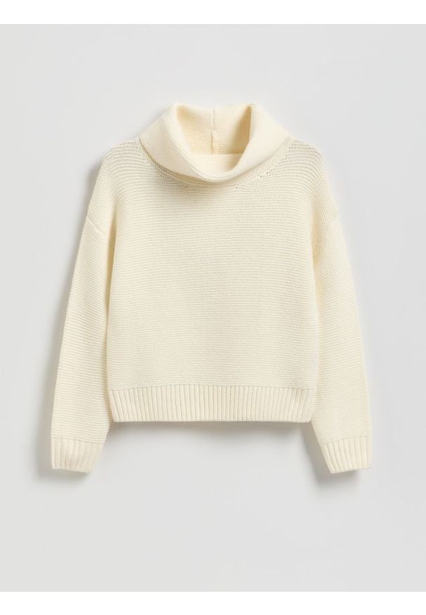 Reserved - Sweter z golfem - złamana biel. Typ kołnierza: golf. Materiał: dzianina