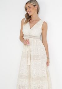 Born2be - Beżowa Koronkowa Sukienka Maxi z Głębokim Dekoltem i Ozdobnym Wiązaniem Nohia. Kolor: beżowy. Materiał: koronka. Długość rękawa: bez rękawów. Wzór: ażurowy. Sezon: wiosna, lato. Długość: maxi #5