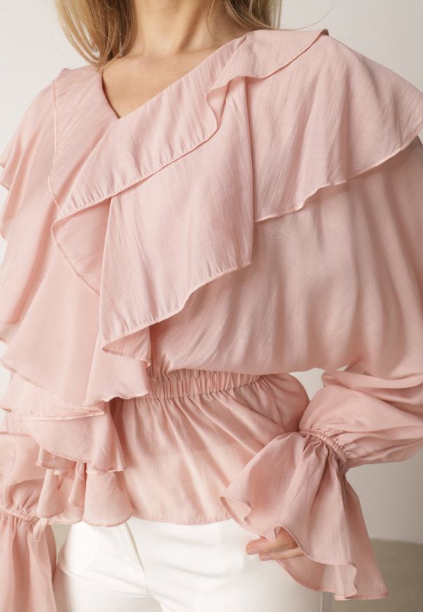 Born2be - Różowa Bluzka Elegancka z Falbanami z Rozszerzanymi Rękawami Irintora. Okazja: na co dzień. Kolor: różowy. Materiał: jeans. Długość: długie. Styl: elegancki