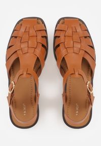 Born2be - Jasnobrązowe Sandały VICES z Przeplatanymi Paskami i Kwadratowym Noskiem Assadah. Okazja: na co dzień. Zapięcie: pasek. Kolor: brązowy. Materiał: jeans, koronka. Styl: casual, klasyczny, elegancki #9