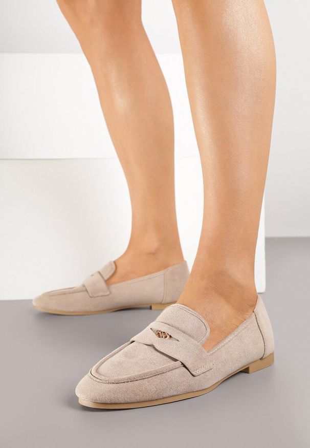 Renee - Ciemnobeżowe Mokasyny Ozdobione Metaliczną Aplikacją Gohildde. Okazja: na spacer, na co dzień. Kolor: beżowy. Materiał: jeans. Wzór: aplikacja. Styl: casual, elegancki