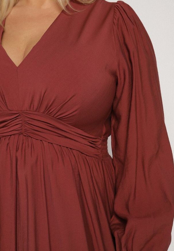 Born2be - Jasnobrązowa Rozkloszowana Sukienka z Marszczeniem i Gumką w Pasie Fedorna. Okazja: na co dzień. Kolekcja: plus size. Kolor: brązowy. Typ sukienki: dla puszystych. Styl: casual, elegancki