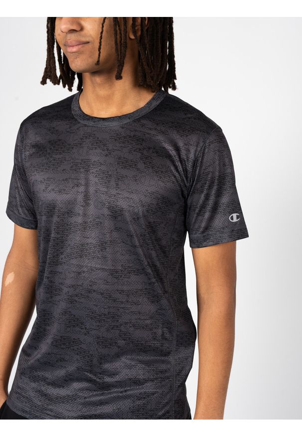 Champion T-Shirt "Micro Mesh" | 218039 | Mężczyzna | Grafitowy. Okazja: na co dzień. Kolor: szary. Materiał: poliester. Długość rękawa: krótki rękaw. Wzór: nadruk. Styl: klasyczny, casual