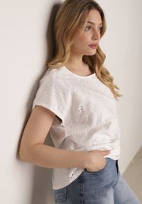 Born2be - Biała Bluzka Bawełniana z Ażurowymi Wycięciami Ryrlea. Okazja: na co dzień. Kolor: biały. Materiał: bawełna. Długość: długie. Wzór: ażurowy. Styl: klasyczny, casual #3