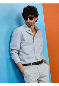 Sinsay - Bawełniana koszula z długim rękawem i kieszenią piersiową - zielony. Kolor: zielony. Materiał: bawełna. Długość rękawa: długi rękaw. Długość: długie #1