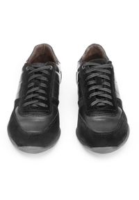 Wittchen - Męskie sneakersy z różnych skór czarne. Okazja: na co dzień. Nosek buta: okrągły. Kolor: czarny. Materiał: skóra, nubuk