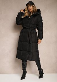 Renee - Czarna Długa Kurtka z Pikowanymi Przeszyciami Kapturem i Wiązanym Paskiem Zalirra. Okazja: na co dzień. Kolor: czarny. Materiał: dzianina, jeans. Długość: długie. Styl: casual, elegancki #1