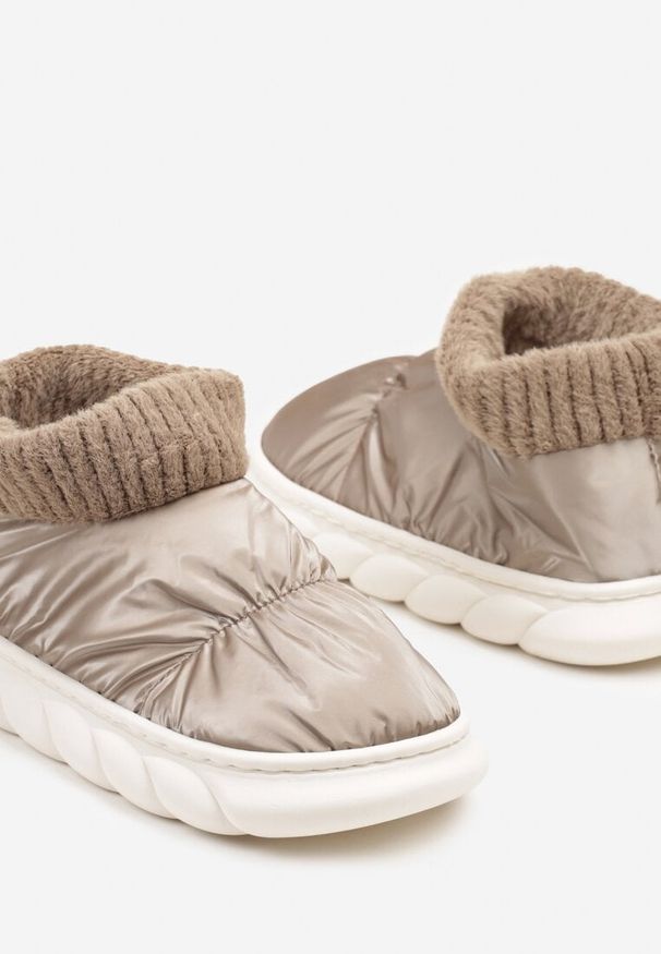 Born2be - Ciemnobeżowe Kapcie Vices Pikowane na Piankowej Podeszwie Floraviel. Okazja: na co dzień, do domu. Kolor: beżowy. Materiał: dzianina, futro. Obcas: na płaskiej podeszwie. Styl: casual
