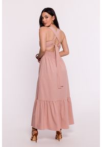 BeWear - Długa sukienka z odkrytymi plecami i falbaną różowa. Kolor: różowy. Sezon: wiosna, lato. Długość: maxi #2