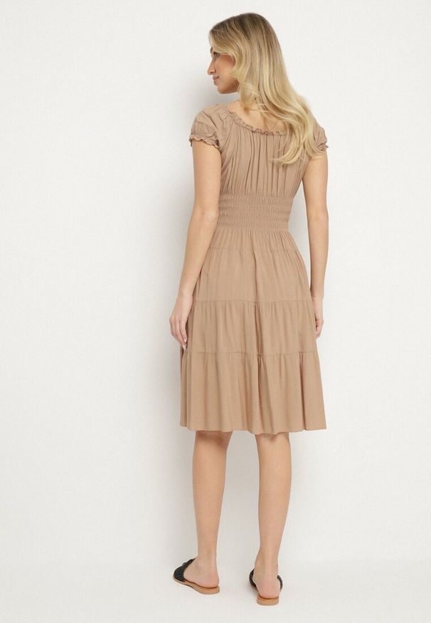 Born2be - Ciemnobeżowa Bawełniana Rozkloszowana Sukienka z Guzikami i Bufiastymi Rękawami Annivi. Okazja: na co dzień. Kolor: beżowy. Materiał: bawełna. Styl: klasyczny, casual, elegancki
