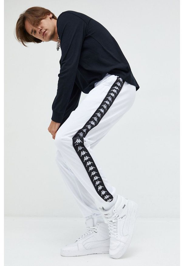 Kappa spodnie dresowe męskie kolor biały z aplikacją. Kolor: biały. Materiał: dresówka. Wzór: aplikacja