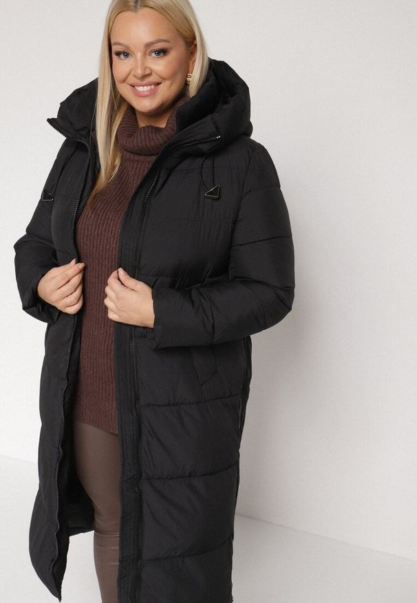 Born2be - Czarna Długa Kurtka Pikowana z Kapturem i Bocznymi Suwakami Mevoressa. Okazja: na spacer, na co dzień. Typ kołnierza: kaptur. Kolekcja: plus size. Kolor: czarny. Materiał: dzianina, jeans, poliester. Długość: długie. Styl: casual