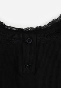 Born2be - Czarny Top z Bawełny Ozdobiony Guzikami i Koronką przy Dekolcie Beralie. Okazja: na co dzień. Kolor: czarny. Materiał: bawełna, koronka. Wzór: aplikacja, koronka. Styl: casual, elegancki, klasyczny #5