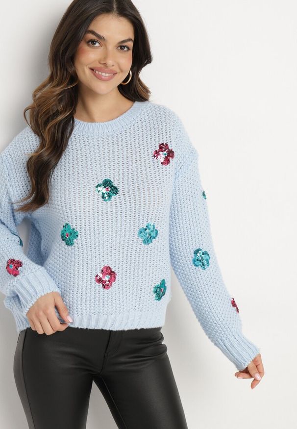 Born2be - Jasnoniebieski Sweter z Tłoczonej Dzianiny z Wiskozą Zdobiony Cekinowymi Kwiatami Edamara. Okazja: na co dzień. Kolor: niebieski. Materiał: wiskoza, dzianina. Długość rękawa: długi rękaw. Długość: długie. Wzór: aplikacja, kwiaty. Styl: klasyczny, wizytowy, casual